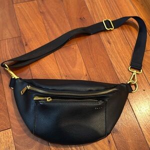 Fawn black cross body! Lots of room!!